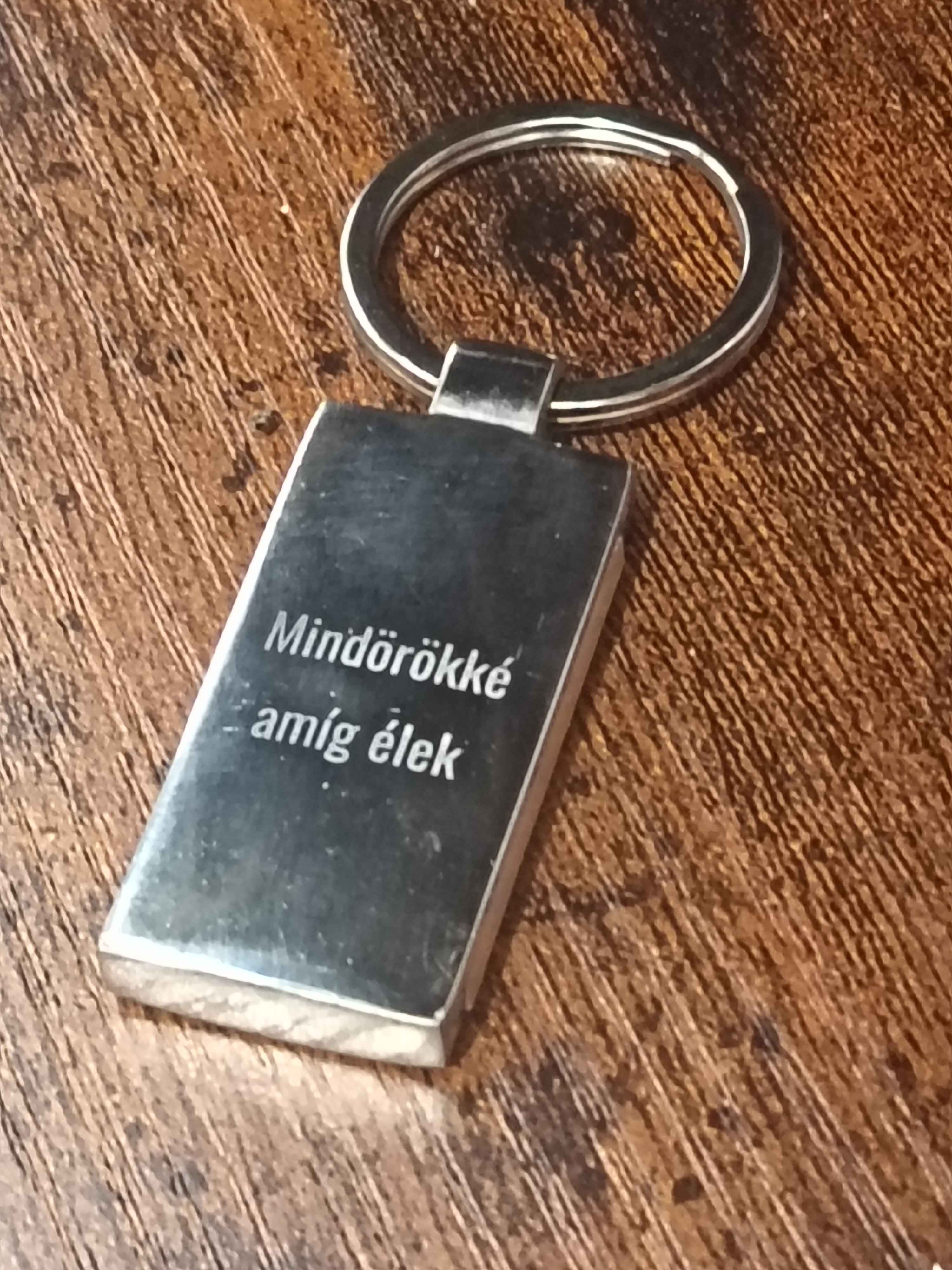 Mindörökké amíg élek feliratú hátlapos gravírozott fém kulcstartó